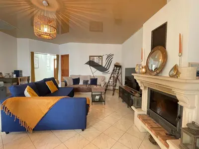 Coin salon dans l'établissement Cocon Bleu - Maison idéalement située avec jardin
