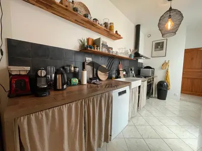 Cuisine ou kitchenette dans l'établissement Cocon Bleu - Maison idéalement située avec jardin