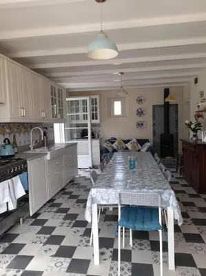 Cuisine ou kitchenette dans l'établissement Très Jolie