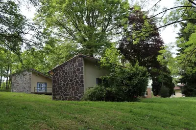 Jardin de l'établissement Manot Vacances - Gites en bord de Vienne