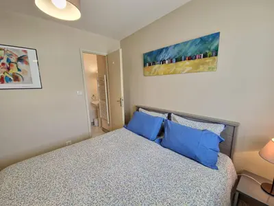 Un ou plusieurs lits dans un hébergement de l'établissement Appartement avec Piscine, Tennis & Balcon, Centre-ville Chatelaillon-Plage, 6 Pers, 2 Ch - FR-1-706-17
