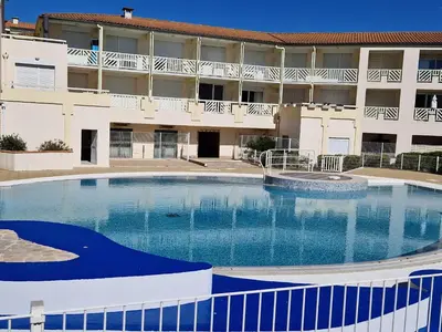 Piscine de l'établissement Appartement avec Piscine, Tennis & Balcon, Centre-ville Chatelaillon-Plage, 6 Pers, 2 Ch - FR-1-706-17 ou située à proximité