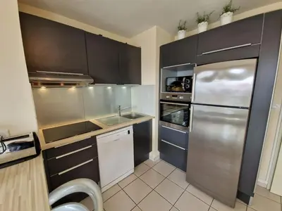 Cuisine ou kitchenette dans l'établissement Appartement avec Piscine, Tennis & Balcon, Centre-ville Chatelaillon-Plage, 6 Pers, 2 Ch - FR-1-706-17