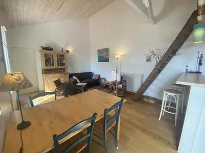 Coin salon dans l'établissement Villa rénovée à Fouras: 2 ch + mezzanine, proche plage/centre, jardin privatif, équipement complet - FR-1-709-64