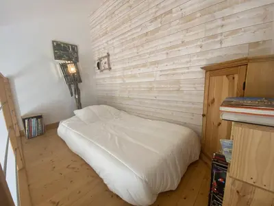 Un ou plusieurs lits dans un hébergement de l'établissement Villa rénovée à Fouras: 2 ch + mezzanine, proche plage/centre, jardin privatif, équipement complet - FR-1-709-64