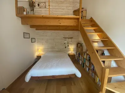 Un ou plusieurs lits dans un hébergement de l'établissement Villa rénovée à Fouras: 2 ch + mezzanine, proche plage/centre, jardin privatif, équipement complet - FR-1-709-64