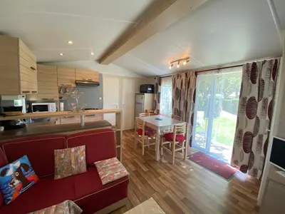 Cuisine ou kitchenette dans l'établissement Mobil-home 3 chambres proche plage à Fouras, idéal 6 pers., équipement complet, calme assuré. - FR-1-709-68