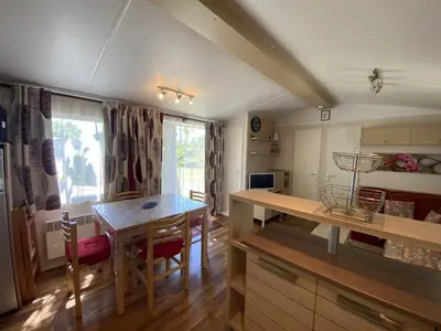 Cuisine ou kitchenette dans l'établissement Mobil-home 3 chambres proche plage à Fouras, idéal 6 pers., équipement complet, calme assuré. - FR-1-709-68