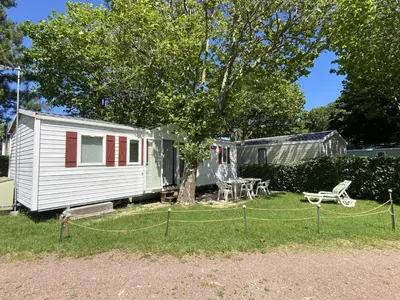 Jardin de l'établissement Mobil-home 3 chambres proche plage à Fouras, idéal 6 pers., équipement complet, calme assuré. - FR-1-709-68