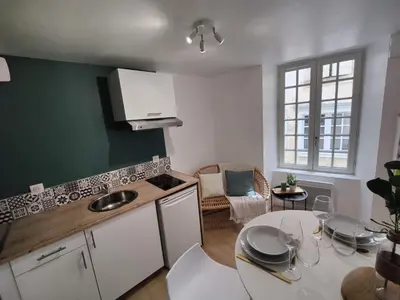 Cuisine ou kitchenette dans l'établissement Le duplex de l'Abbaye Royale - Studio cosy !