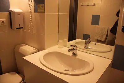 Salle de bains dans l'établissement Agape Hotel Niort- Bessines