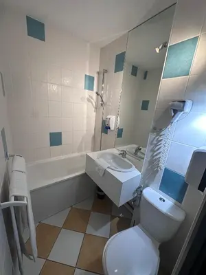 Salle de bains dans l'établissement Agape Hotel Niort- Bessines
