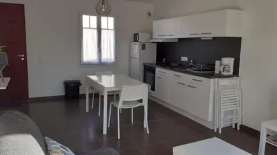 Cuisine ou kitchenette dans l'établissement MAISON ROUGE LE PONANT