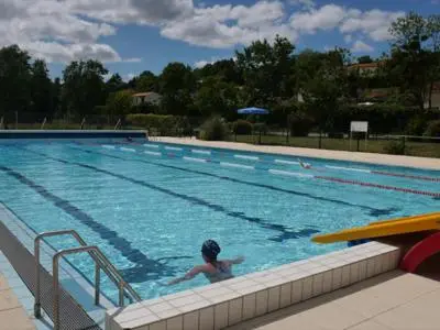 Piscine de l'établissement Gîte des Bujours ou située à proximité
