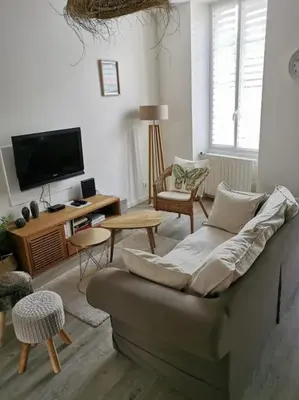 Télévision ou salle de divertissement dans l'établissement Agréable maison de ville, de 1 à 6 personnes, à 5 min à pied du centre ville de Cognac