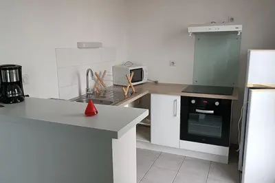 Cuisine ou kitchenette dans l'établissement T2 Lumineux et parking