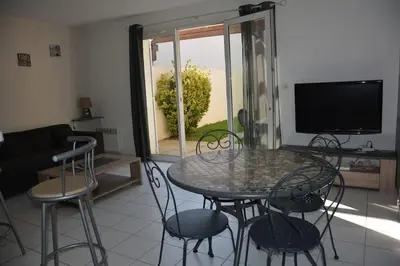 Télévision ou salle de divertissement dans l'établissement Spacieux T2 Gd confort jardin et garage privatifs
