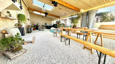 Restaurant ou autre lieu de restauration dans l'établissement L'atelier - Duplex Gîte de charme avec Spa La Rochelle