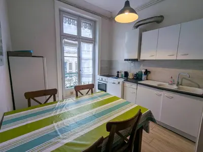 Cuisine ou kitchenette dans l'établissement Très lumineux, au coeur de la vieille ville, 86 m²