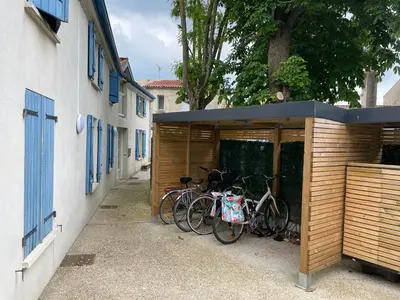 Vélo sur le terrain de l'établissement A -15min à Vélo du vieux Port La Rochelle 4 ou dans les environs