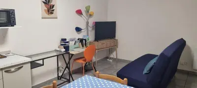 Télévision ou salle de divertissement dans l'établissement Les Sablines - Maisons T2 à 700m de l'océan - Terrasse et parking