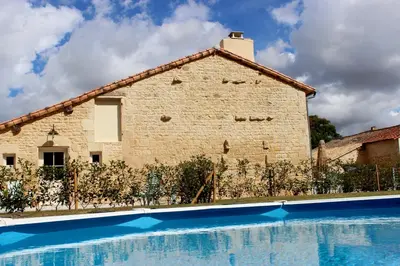 Piscine de l'établissement Au Petit Bonheur de Lorigné ou située à proximité
