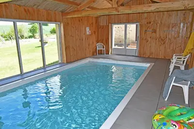 Piscine de l'établissement Grande maison de vacances Les Reinettes ou située à proximité