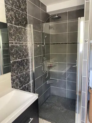 Salle de bains dans l'établissement Les 5 timbres
