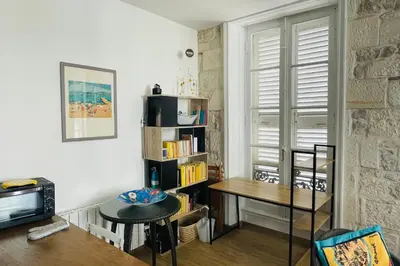 Bibliothèque dans l'appartement