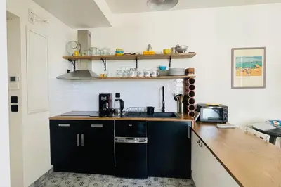 Cuisine ou kitchenette dans l'établissement APPARTEMENT HYPER CENTRE BAIGNEE DE LUMIERE