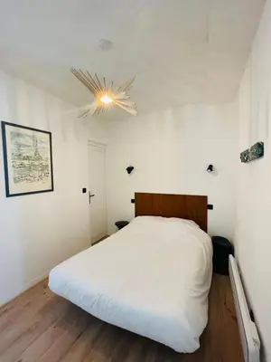Un ou plusieurs lits dans un hébergement de l'établissement APPARTEMENT HYPER CENTRE BAIGNEE DE LUMIERE