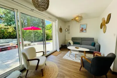 Coin salon dans l'établissement Spacious cocoon with pool in La Rochelle