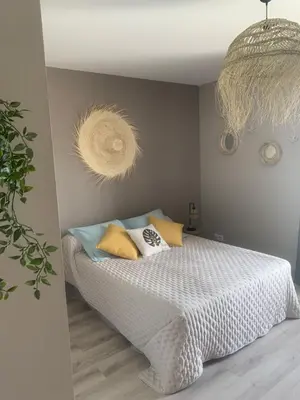 Un ou plusieurs lits dans un hébergement de l'établissement Chambre indépendante avec piscine