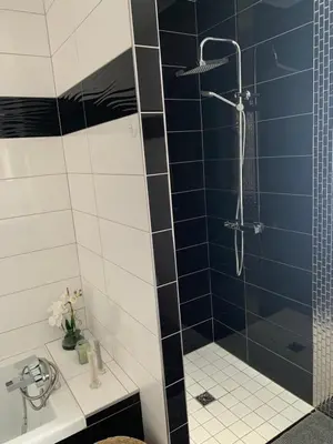 Salle de bains dans l'établissement Chambre indépendante avec piscine