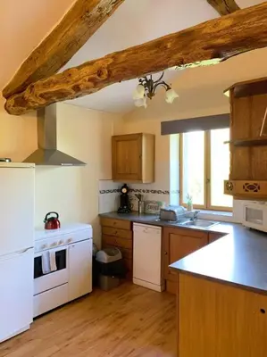 Cuisine ou kitchenette dans l'établissement Millstone Gite 2, two bed apartment + shared pool
