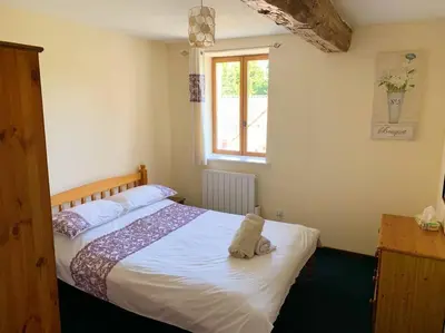 Un ou plusieurs lits dans un hébergement de l'établissement Millstone Gite 2, two bed apartment + shared pool