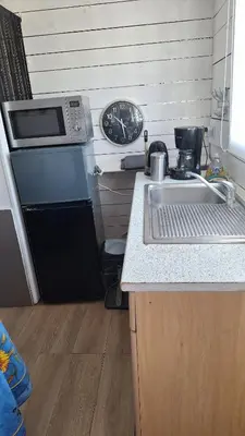Cuisine ou kitchenette dans l'établissement petite maison 15 mn à pied du marche et vieux port