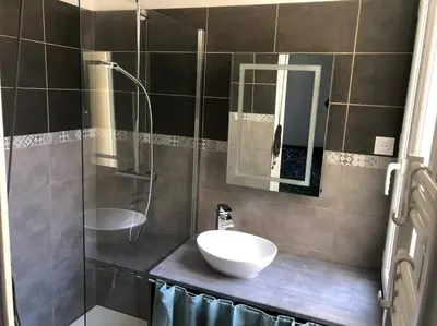 Salle de bains dans l'établissement Appartement vu maison Pierre Loti