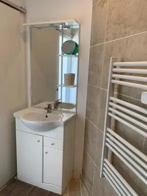Salle de bains dans l'établissement Maison 17730 Port-Des-Barques Charente-Maritime 18 rue,du phare