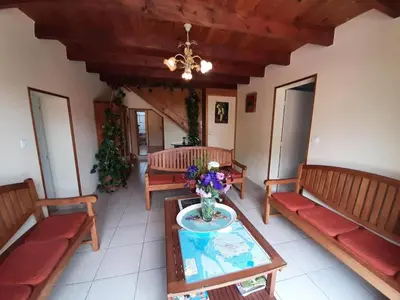 Coin salon dans l'établissement Gîte familial avec jardin, cheminée et équipements bébé – Bellevigne, Charente - FR-1-653-149