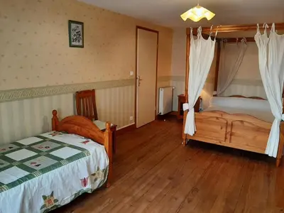 Un ou plusieurs lits dans un hébergement de l'établissement Gîte familial avec jardin, cheminée et équipements bébé – Bellevigne, Charente - FR-1-653-149