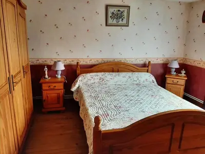 Un ou plusieurs lits dans un hébergement de l'établissement Gîte familial avec jardin, cheminée et équipements bébé – Bellevigne, Charente - FR-1-653-149