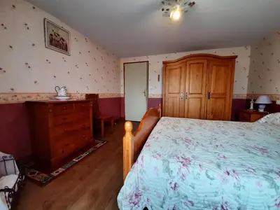 Un ou plusieurs lits dans un hébergement de l'établissement Gîte familial avec jardin, cheminée et équipements bébé – Bellevigne, Charente - FR-1-653-149