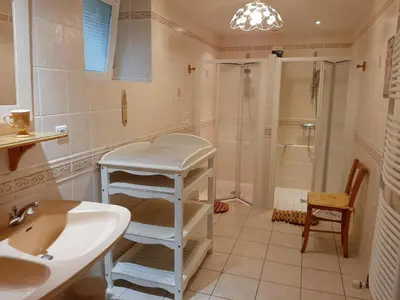 Salle de bains dans l'établissement Gîte familial avec jardin, cheminée et équipements bébé – Bellevigne, Charente - FR-1-653-149