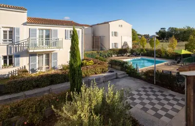 Piscine de l'établissement Résidence services Les Solimarines Sainte Soulle ou située à proximité