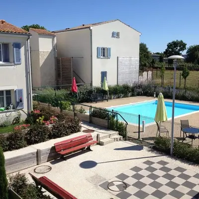 Piscine de l'établissement Résidence services Les Solimarines Sainte Soulle ou située à proximité