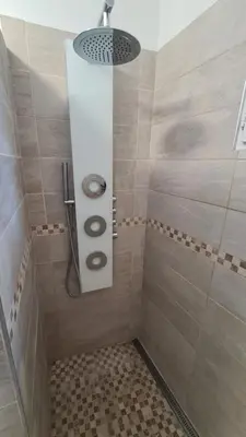 Salle de bains dans l'établissement Gîtes de 2 à 11 personnes au Domaine d'USSON