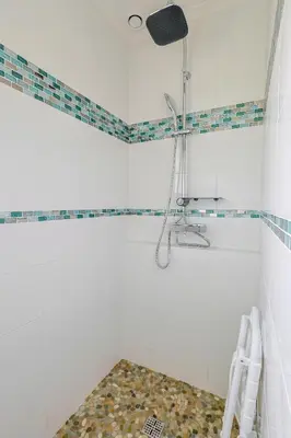 Salle de bains dans l'établissement Le Saint-Roch #Jardin #Paisible