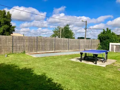 Tennis de table au sein de l'établissement LES ROCHES gîte ou à proximité