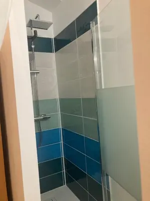 Salle de bains dans l'établissement LES ROCHES gîte